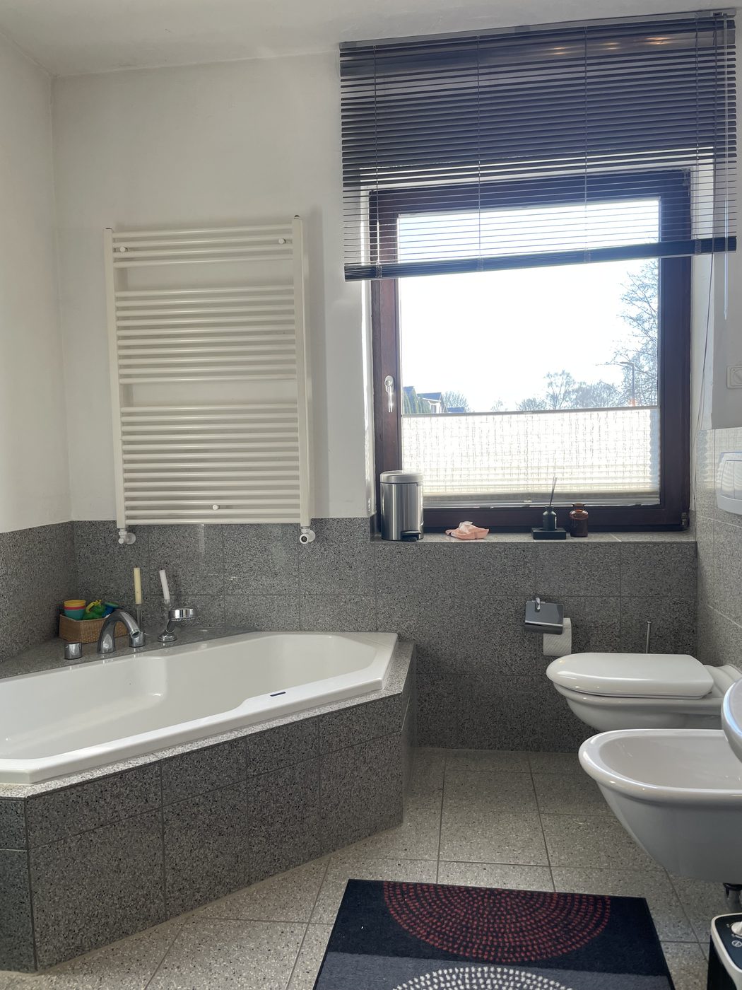 Bad mit Eckbadewanne