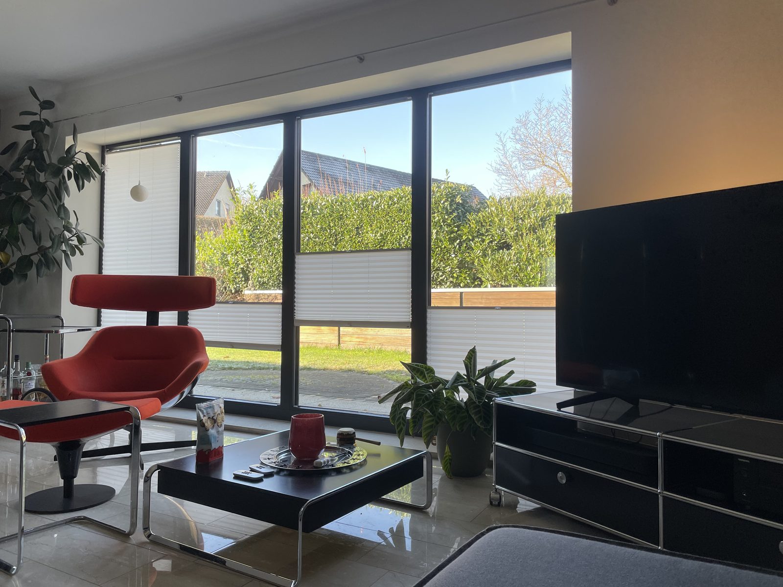 Große Glasfront zur Terrasse